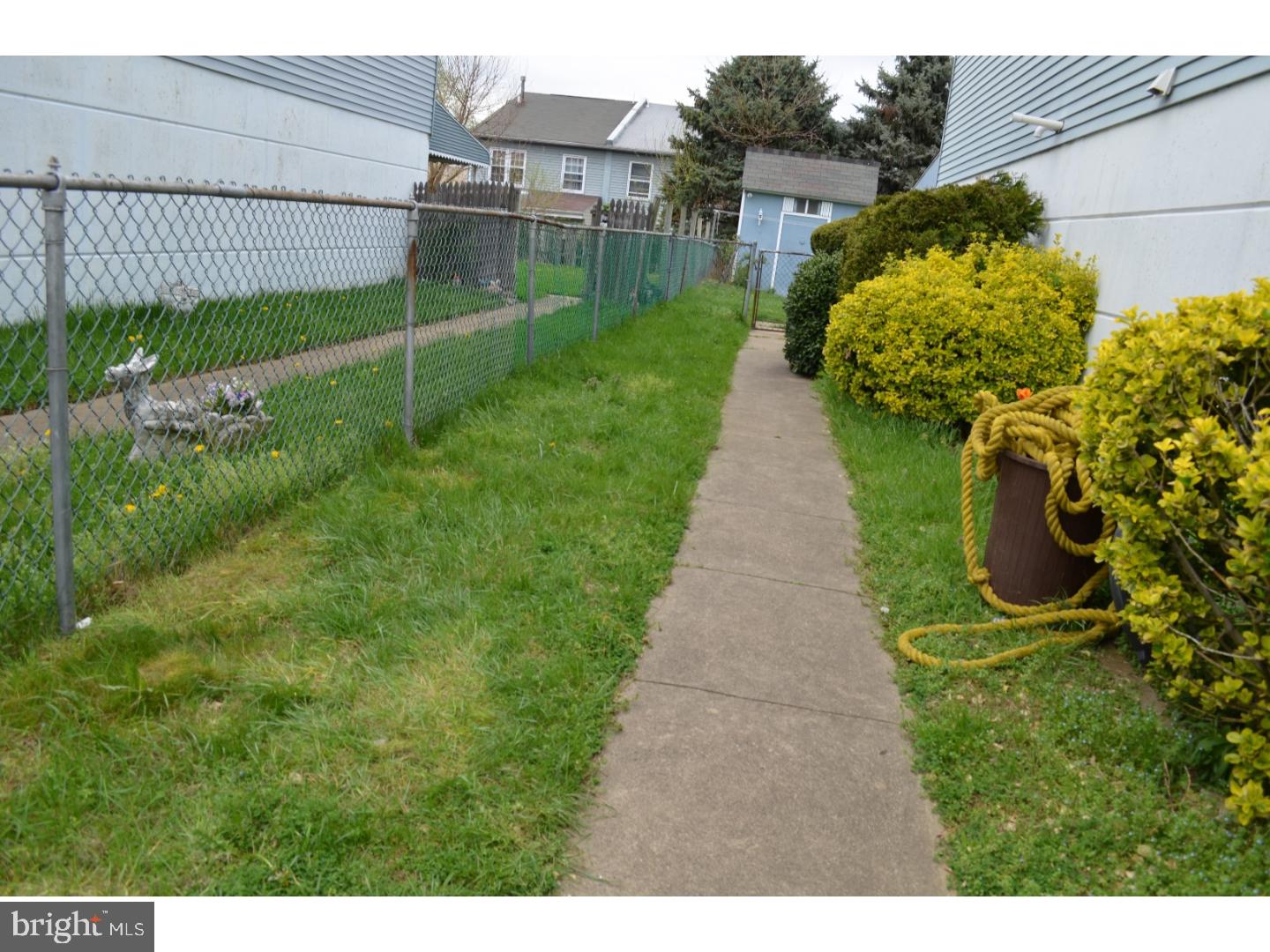 12720 Knights Road Philadelphia, PA 19154 - Photo 4 of 21 Side Yard