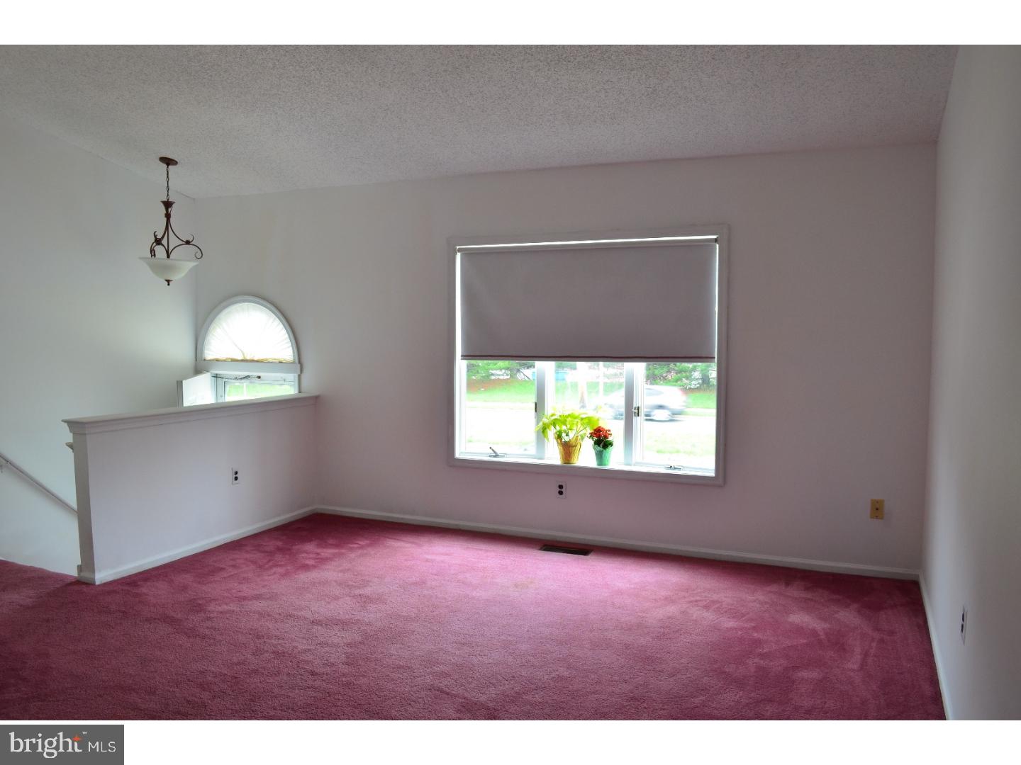 12720 Knights Road Philadelphia, PA 19154 - Photo 5 of 21 Living Room