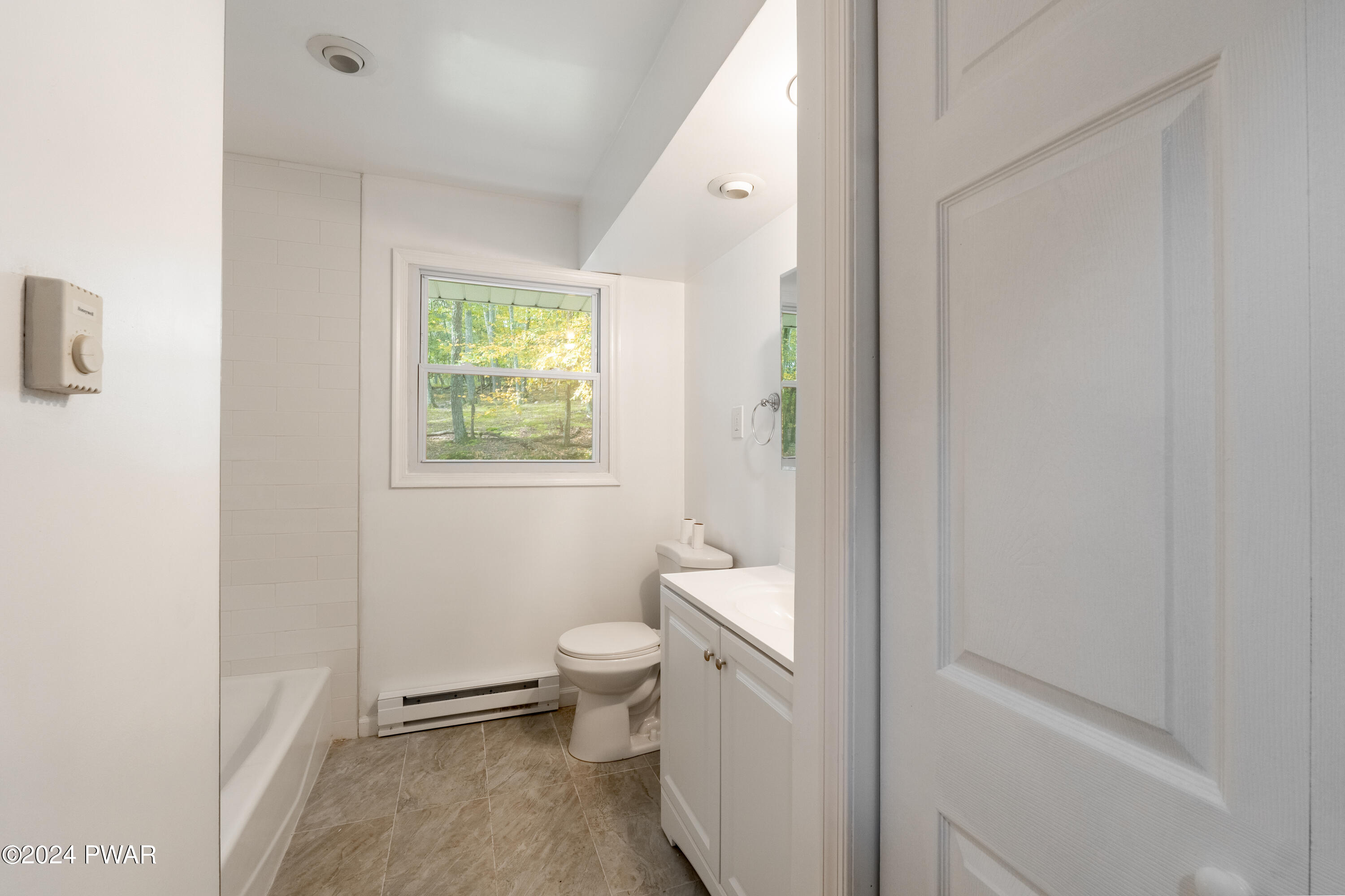 1150 Cardinal Court Bushkill, PA 18324 - Photo 9 of 26 7. Bathroom (large)