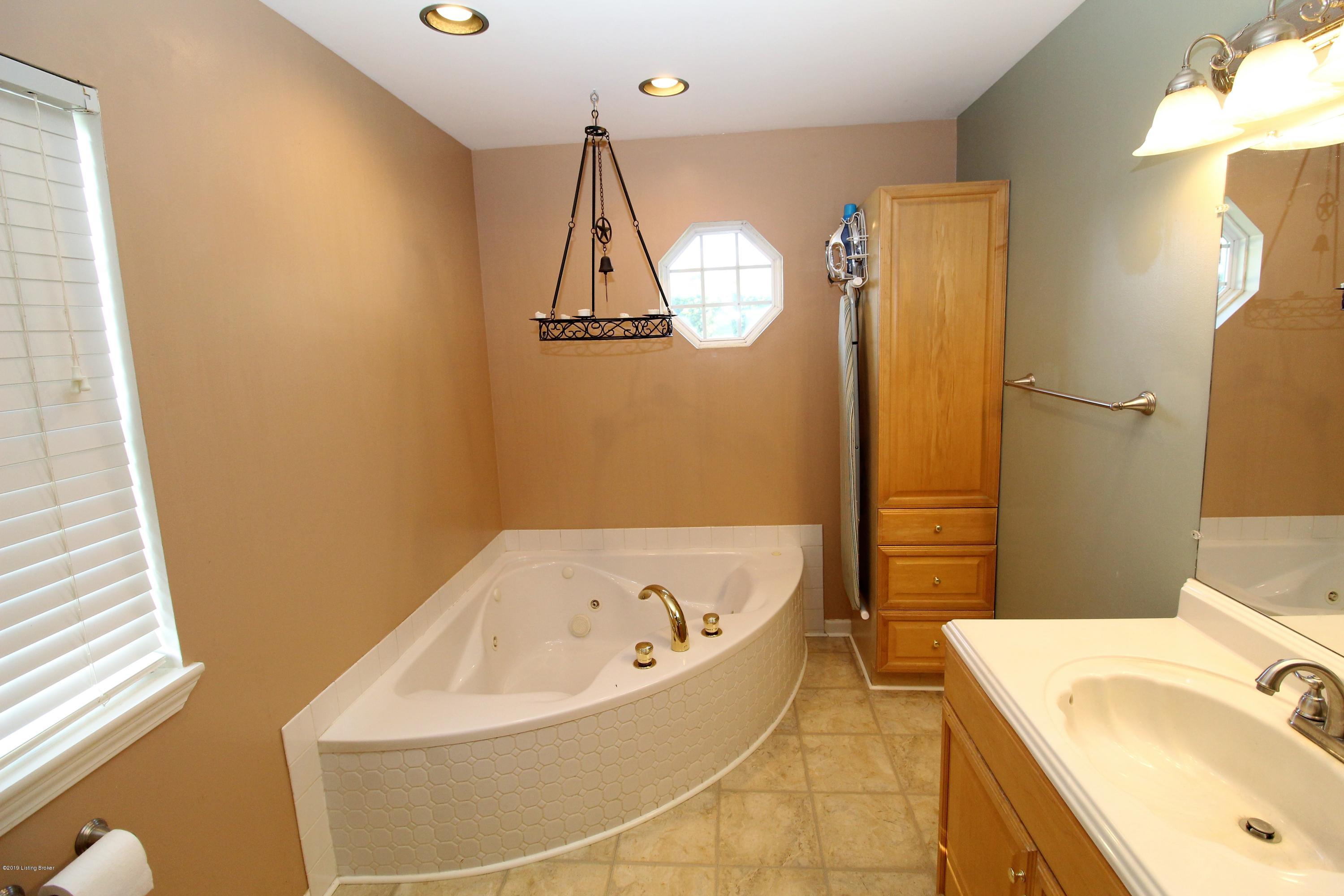 712 Foxboro Road Pendleton, KY 40055 - Photo 17 of 34 712 Foxboro_46_Garden Tub