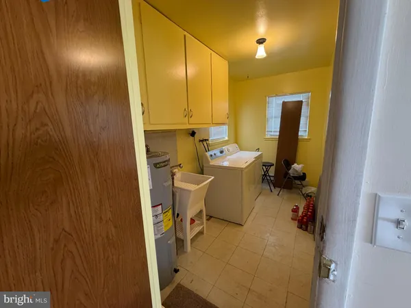 a very nice looking room with a chair