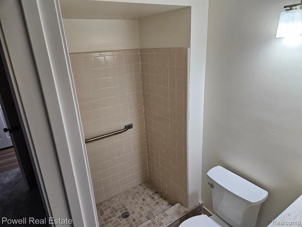 48711 Bridgeview Court Utica, MI 48315 - Photo 9 of 17