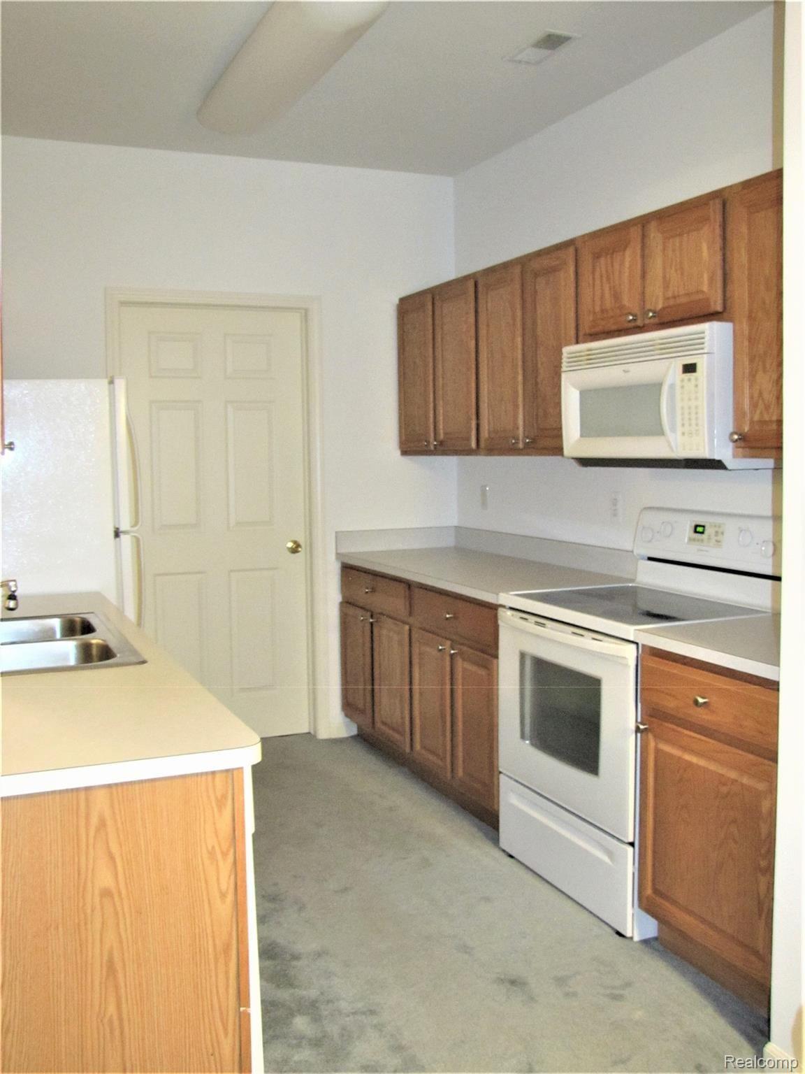 11852 Farmington Road Livonia, MI 48150 - Photo 5 of 25 Farmington kitchen back wall (2).JPG