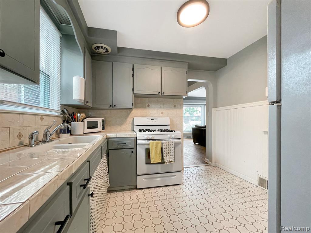 7431 Coolidge Street Center Line, MI 48015 - Photo 9 of 19