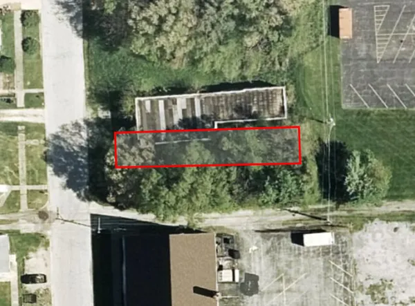 a view of statue in a yard