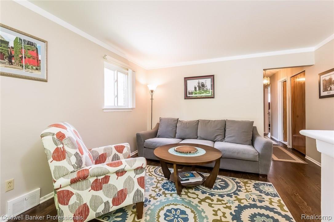 9148 Henry Ruff Road Livonia, MI 48150 - Photo 4 of 27 1004-4322364-medium.jpg