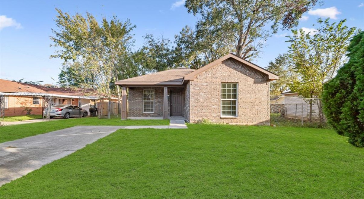 3907 Faulkner Street Houston, TX 77021 - Photo 2 of 17 a front view of a house with a garden