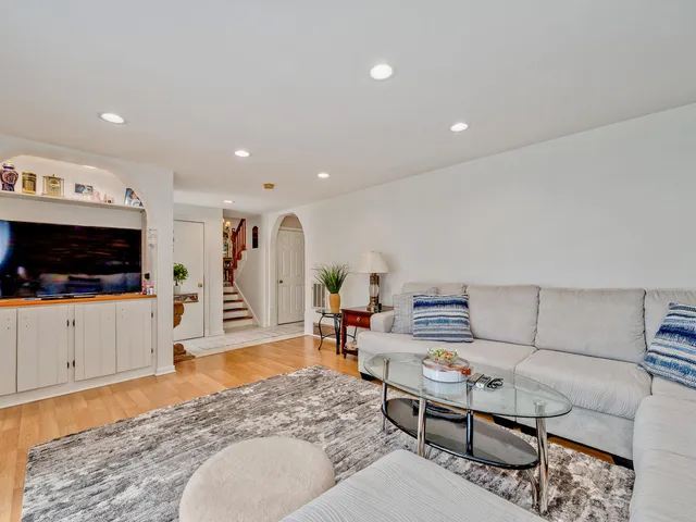 $569,900 | 1121 Greenfield Lane, Mount Prospect, IL 60056