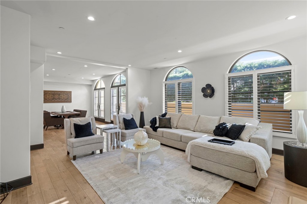 10523 Ashton Avenue, Unit 101 Los Angeles, CA 90024 - Photo 3 of 28