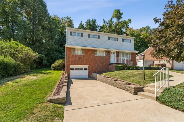 a view of a house with backyard