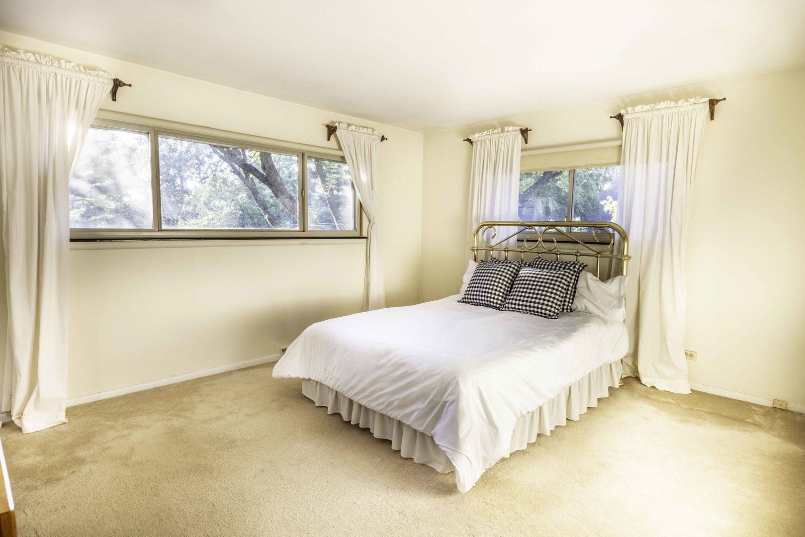 853 Cramer Court Willowbrook, IL 60527 - Photo 19 of 27 a bedroom with a bed and a large window