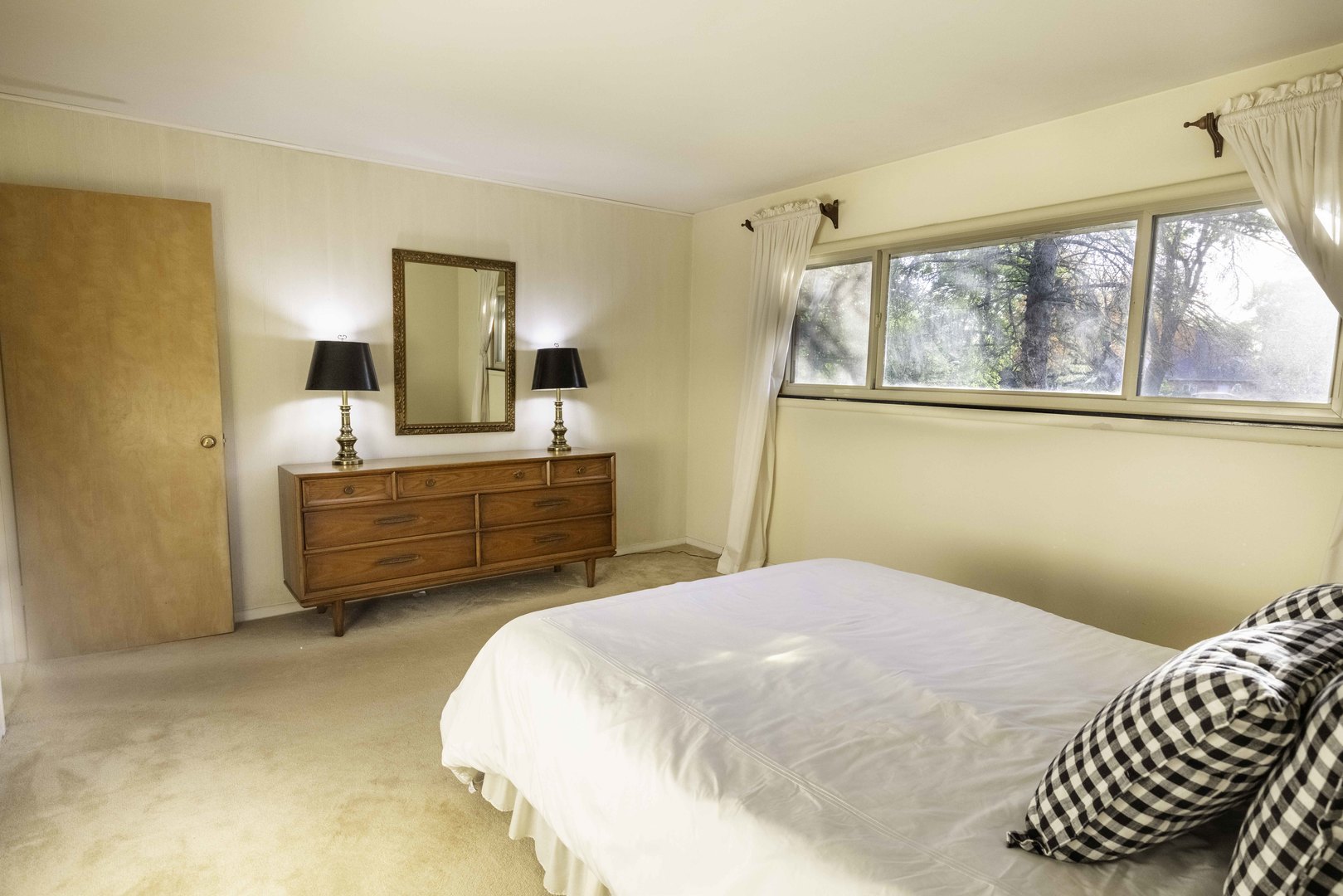 853 Cramer Court Willowbrook, IL 60527 - Photo 20 of 27 a bedroom with a bed and a window