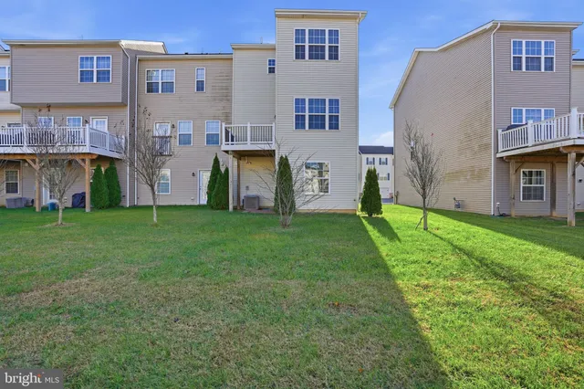 a view of front a house with a yard