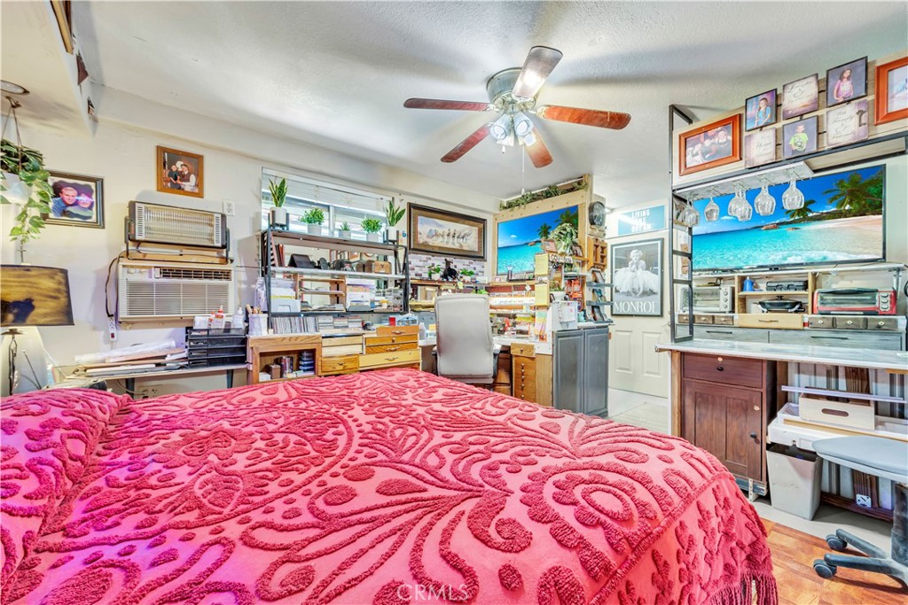 26447 Twenty Mule Team Road Boron, CA 93516 - Photo 45 of 61 a bed room with a bed and a fish tank