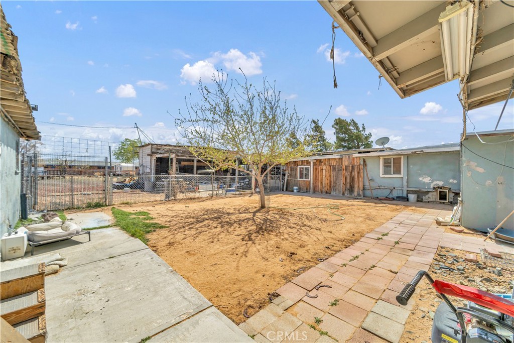 26447 Twenty Mule Team Road Boron, CA 93516 - Photo 5 of 61 a view of a backyard of the house