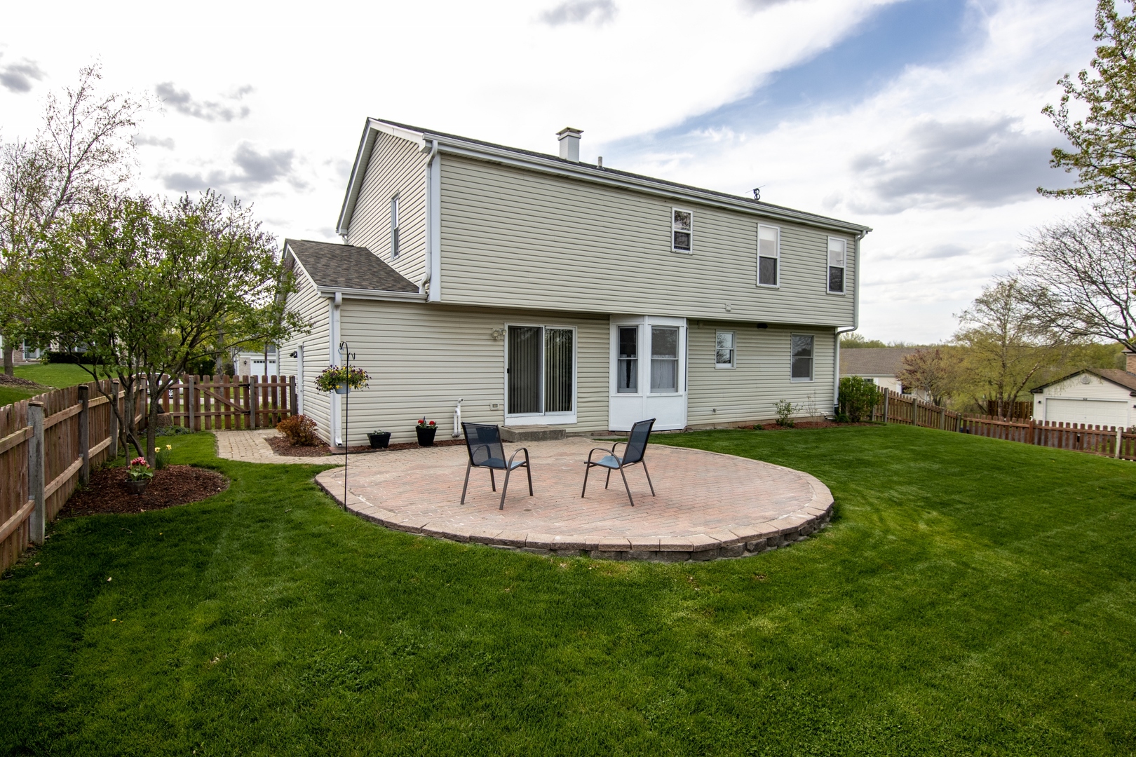 619 Chatham Circle Algonquin, IL 60102 - Photo 33 of 37 a patio with a table and chairs and potted plants