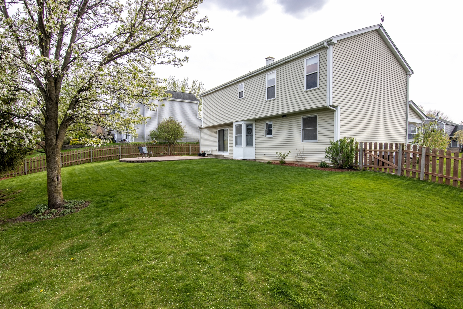 619 Chatham Circle Algonquin, IL 60102 - Photo 34 of 37 a front view of a house with garden