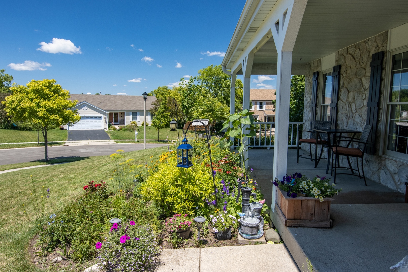 619 Chatham Circle Algonquin, IL 60102 - Photo 5 of 37 a view of yard with seating area