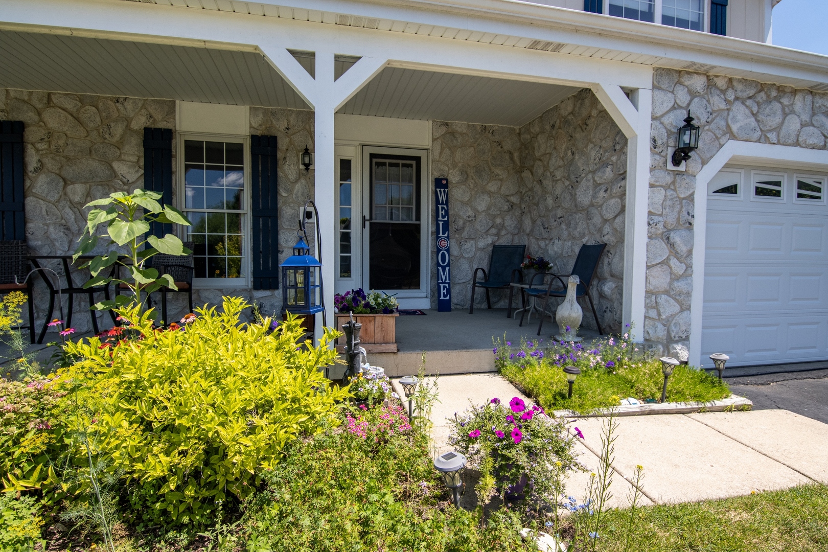 619 Chatham Circle Algonquin, IL 60102 - Photo 6 of 37 a view of a lobby with chair and tables