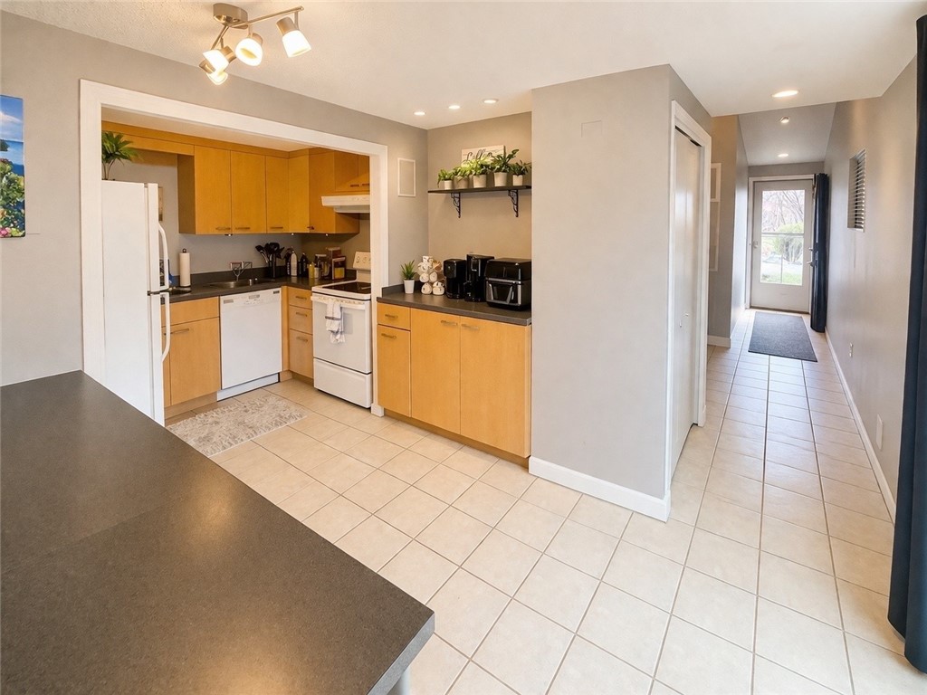 565 Smithfield Road, Unit D8 North Providence, RI 02904 - Photo 4 of 13