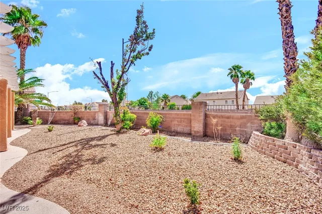 $2,680 | 9677 Casper Peak Court, Las Vegas, NV 89117