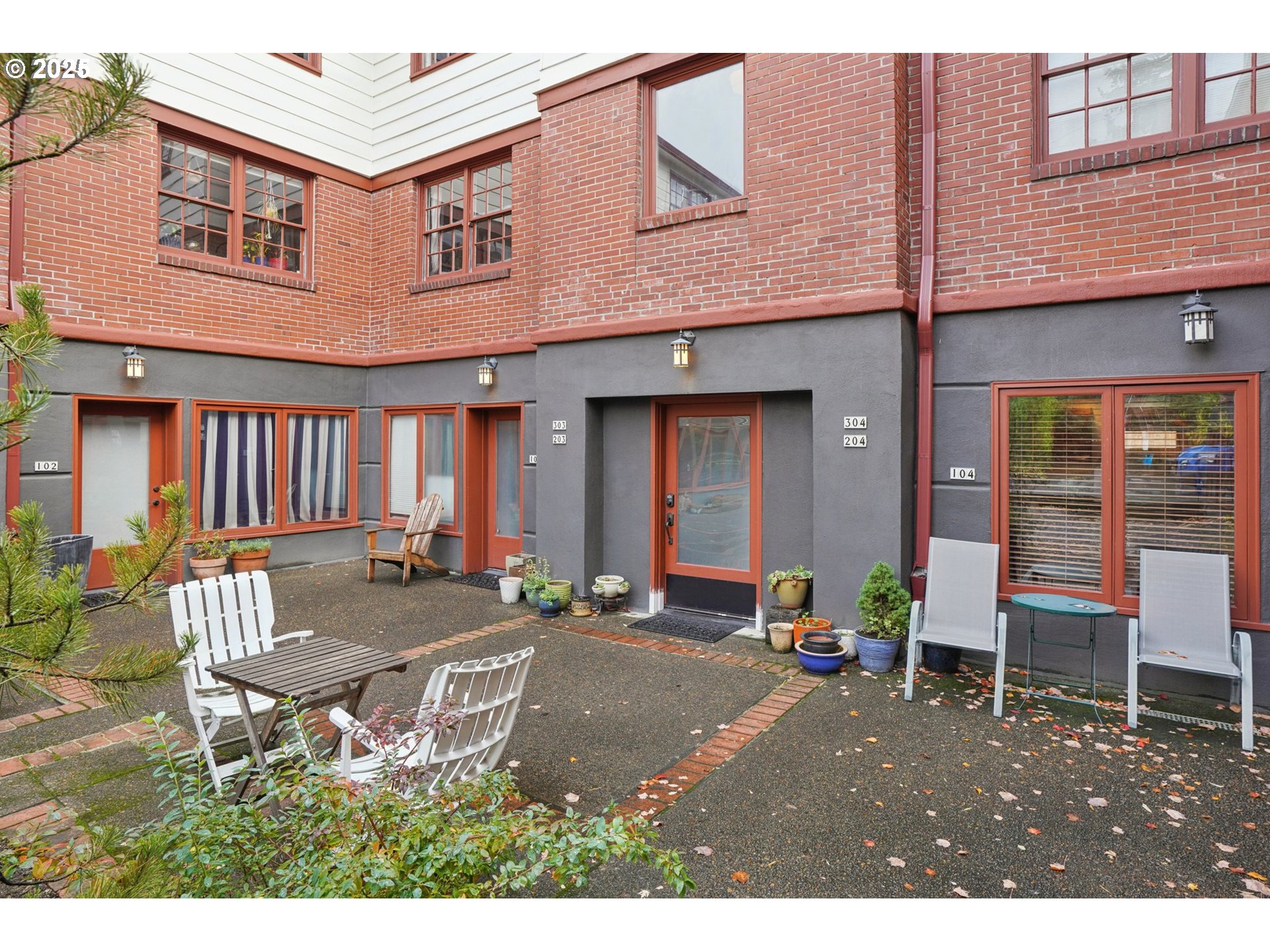 5400 Northeast 30th Avenue, Unit 304 Portland, OR 97211 - Photo 13 of 15 a house view with a sitting space