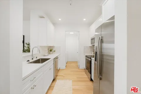 $765,000 | 625 South Berendo Street, Unit 212, Los Angeles, CA 90005