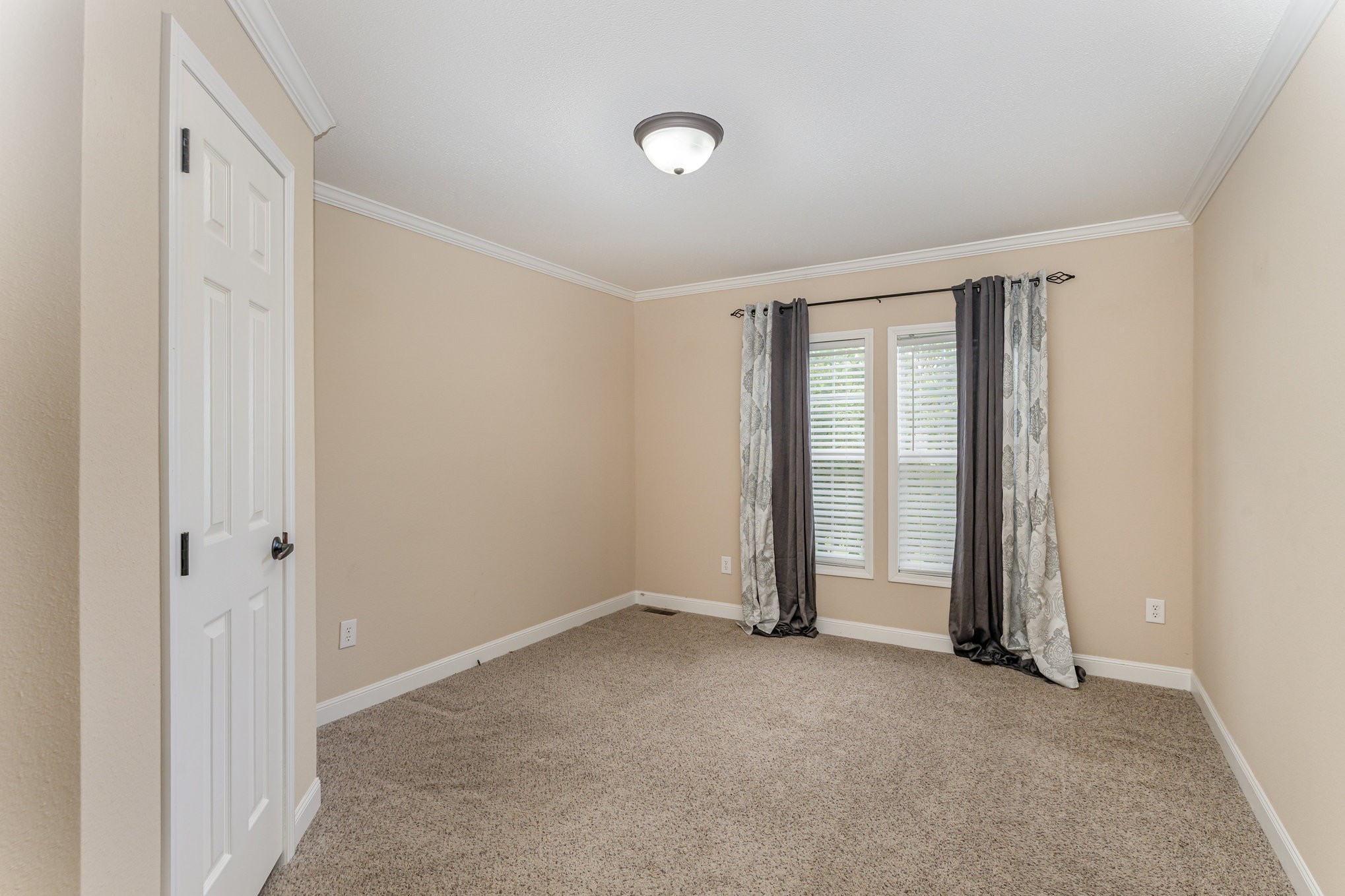4075 Woodard Road Springfield, TN 37172 - Photo 22 of 30 an empty room with windows and closet