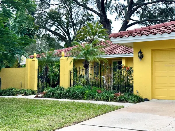 $2,500 | 1883 Riviera Circle, Sarasota, FL 34232