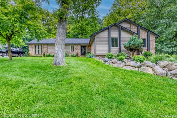 $600,000 | 2900 Lynn Drive, White Lake, MI 48386