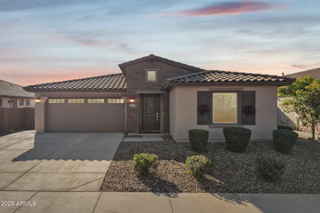 $649,900 | 2333 East Meadowview Drive, Gilbert, AZ 85298