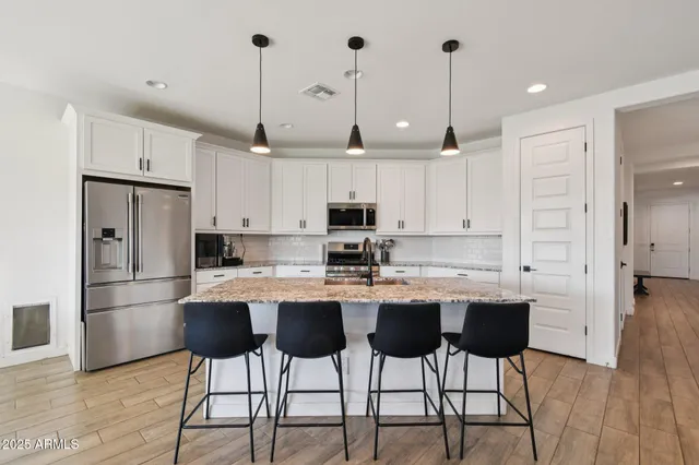 $649,900 | 2333 East Meadowview Drive, Gilbert, AZ 85298