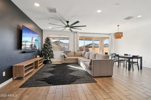 $649,900 | 2333 East Meadowview Drive, Gilbert, AZ 85298