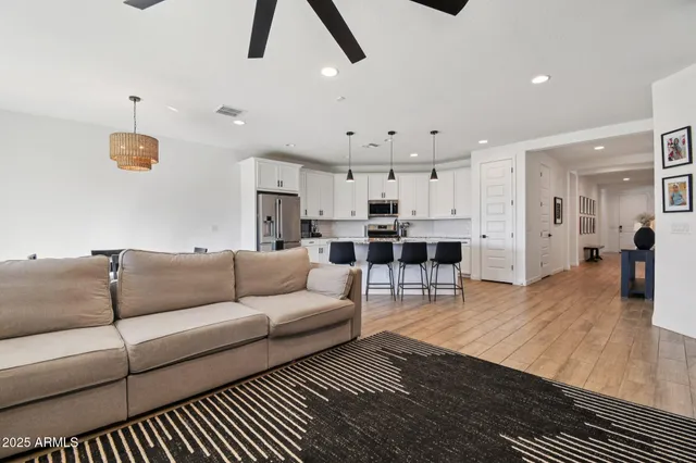 $649,900 | 2333 East Meadowview Drive, Gilbert, AZ 85298