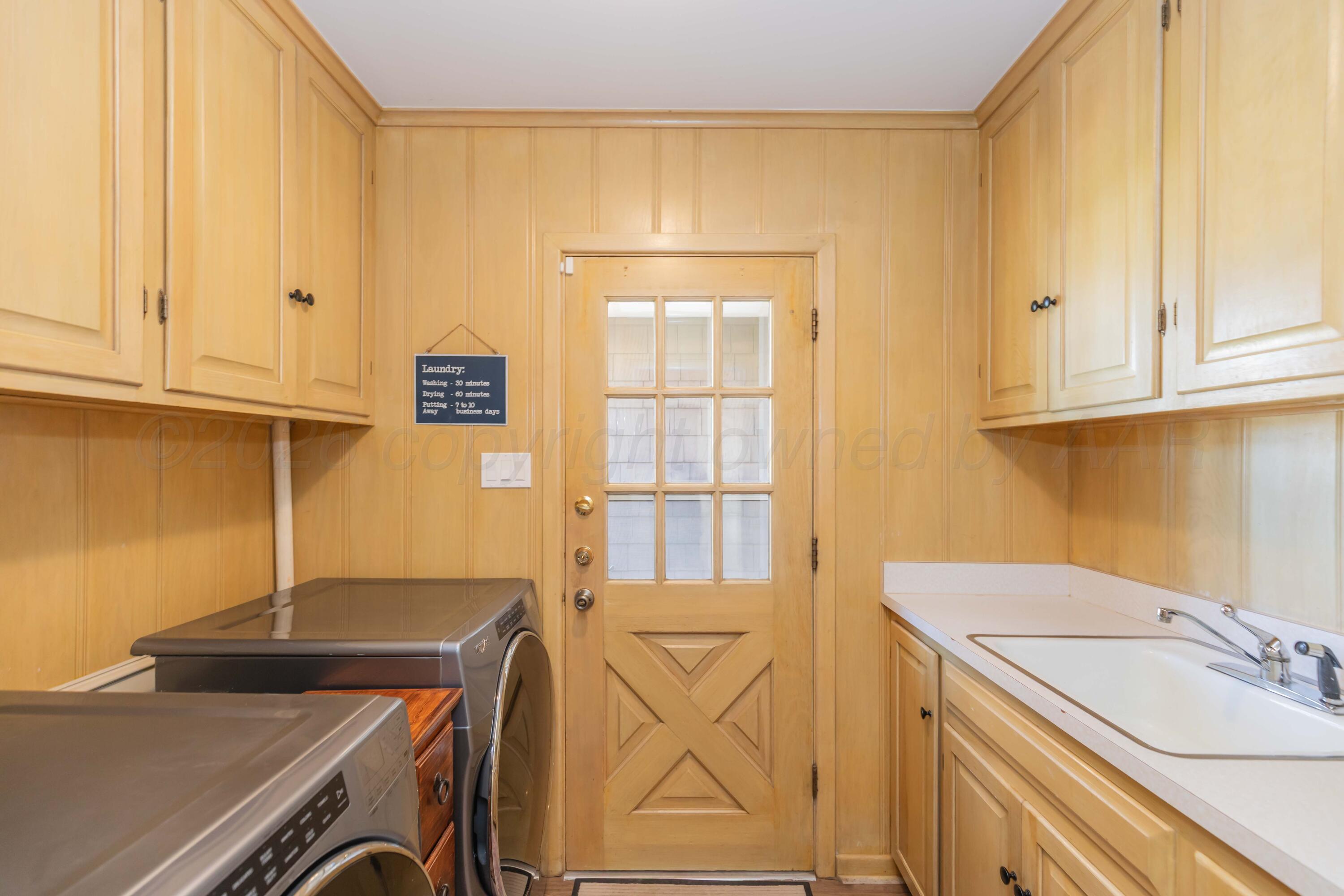 6308 Jameson Road Amarillo, TX 79106 - Photo 37 of 43 a bathroom with a sink and a mirror