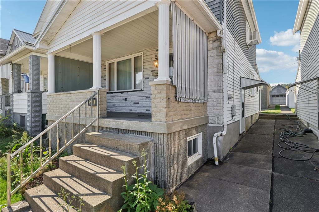 533 A Walnut Street Vandergrift, PA 15690 - Photo 2 of 46 a view of an entryway