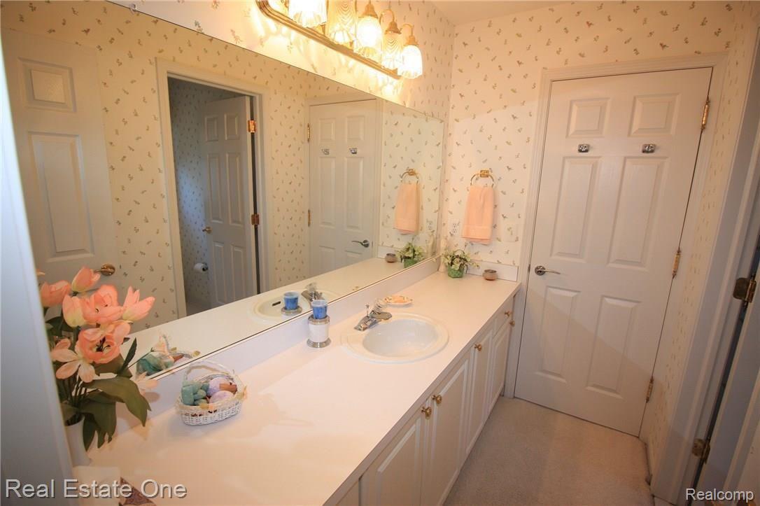 3829 Beechcrest Road Rochester, MI 48309 - Photo 23 of 44 JACK & JILL BATHROOM
