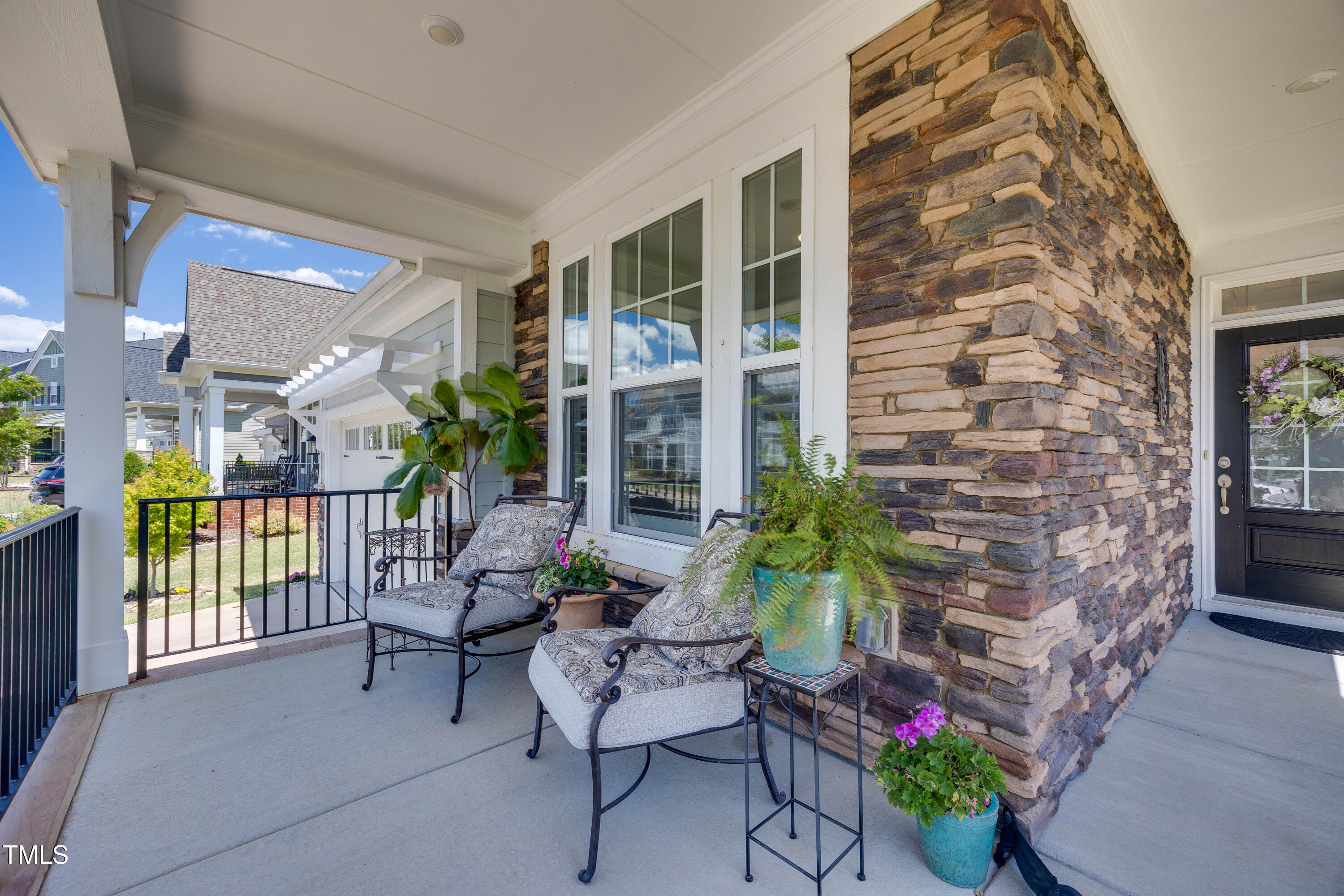 94 Two Creeks Loop Chapel Hill, NC 27517 - Photo 6 of 59 a living room filled with furniture and a potted plant