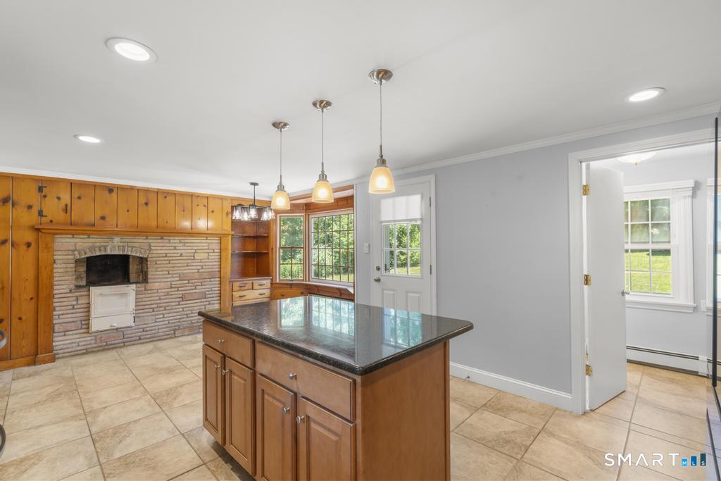43 East Village Road Shelton, CT 06484 - Photo 7 of 40