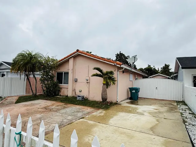 a view of a house with a backyard