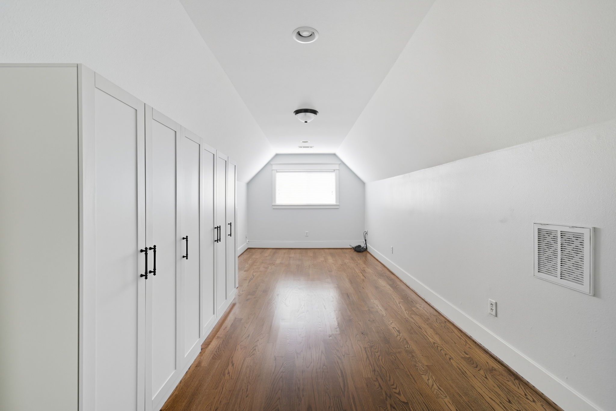 2111 Beall Street Houston, TX 77008 - Photo 17 of 24 4th bedroom on 3rd floor with full bath