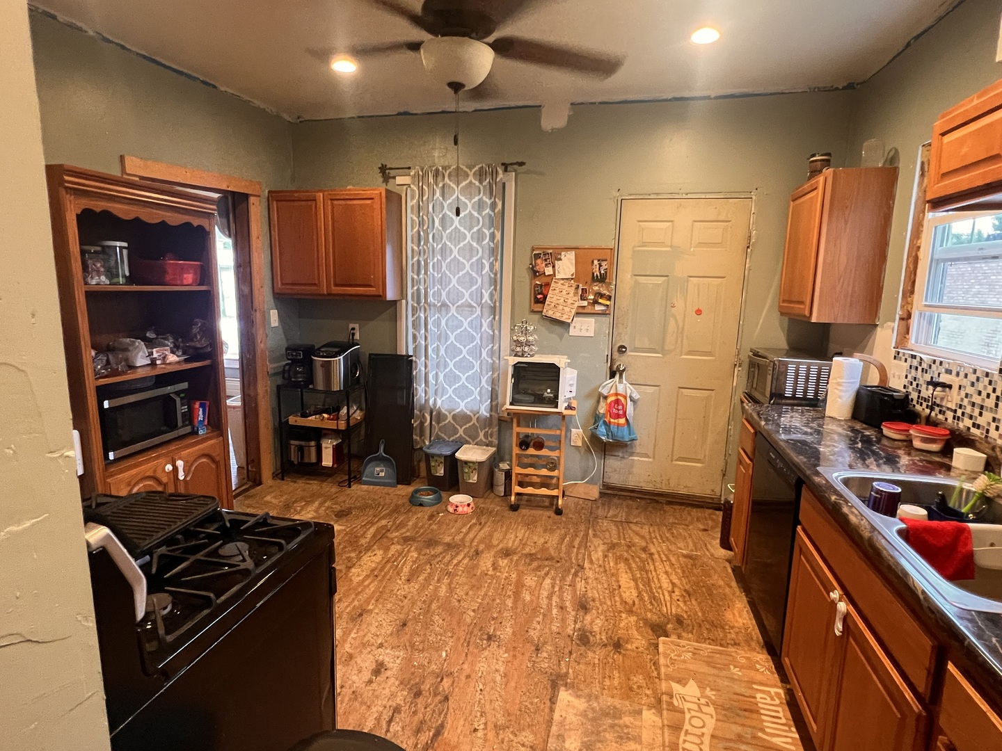 549 Congdon Avenue Elgin, IL 60120 - Photo 12 of 15 a room with furniture and a closet