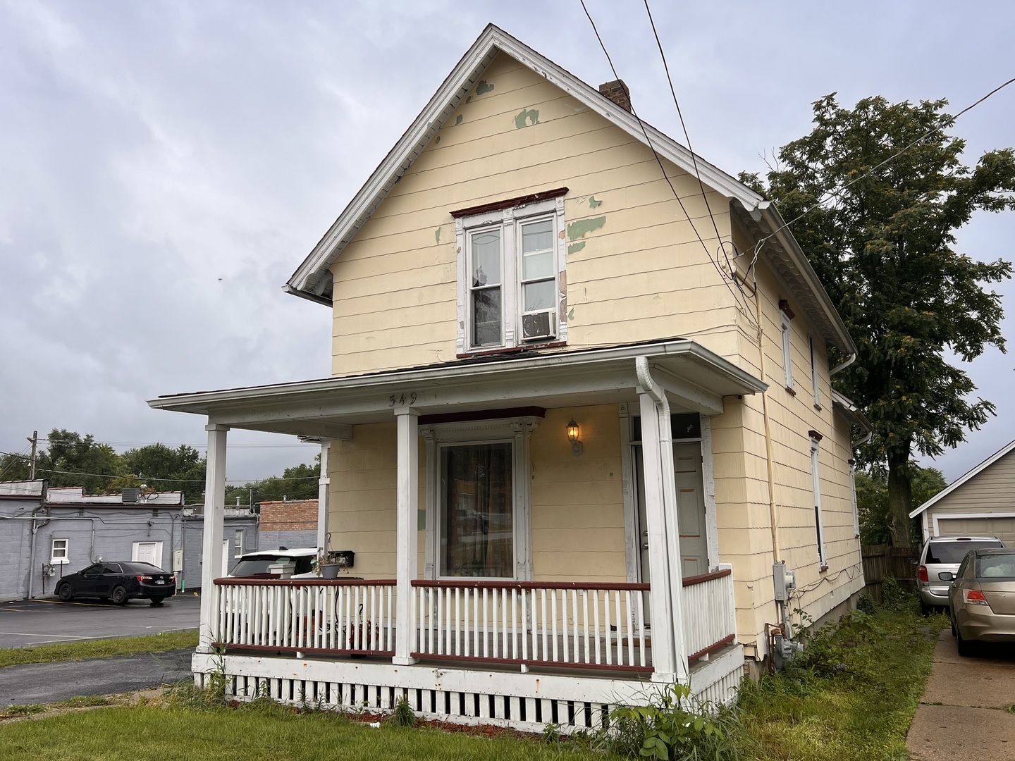 549 Congdon Avenue Elgin, IL 60120 - Photo 2 of 15 a view of a house with a patio and a yard