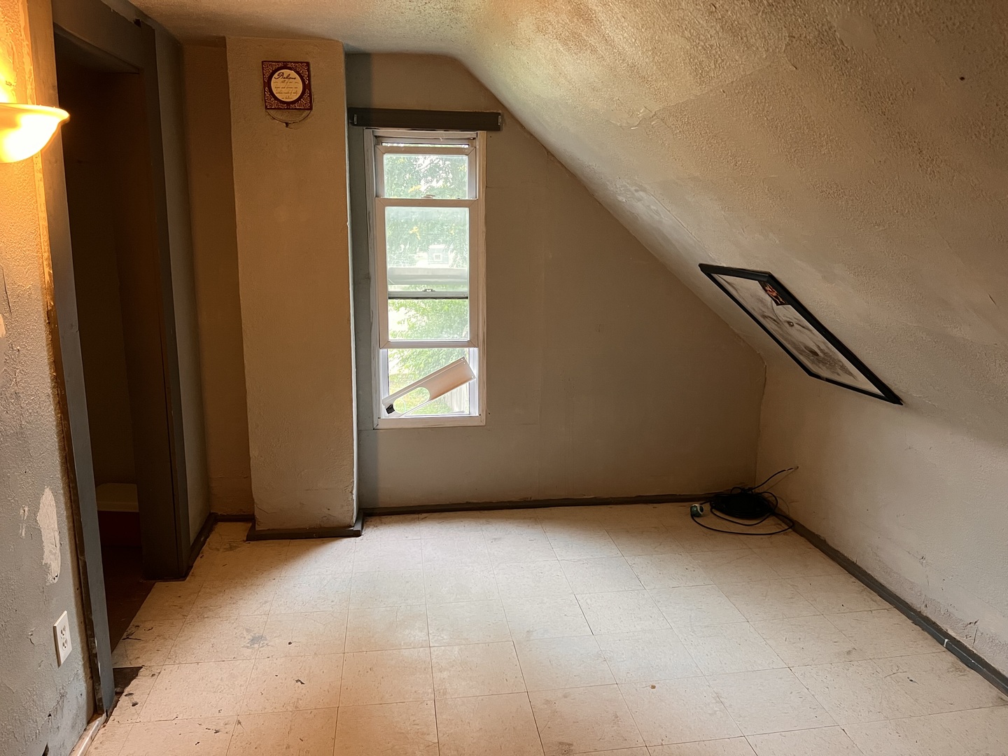 549 Congdon Avenue Elgin, IL 60120 - Photo 5 of 15 an empty room with windows