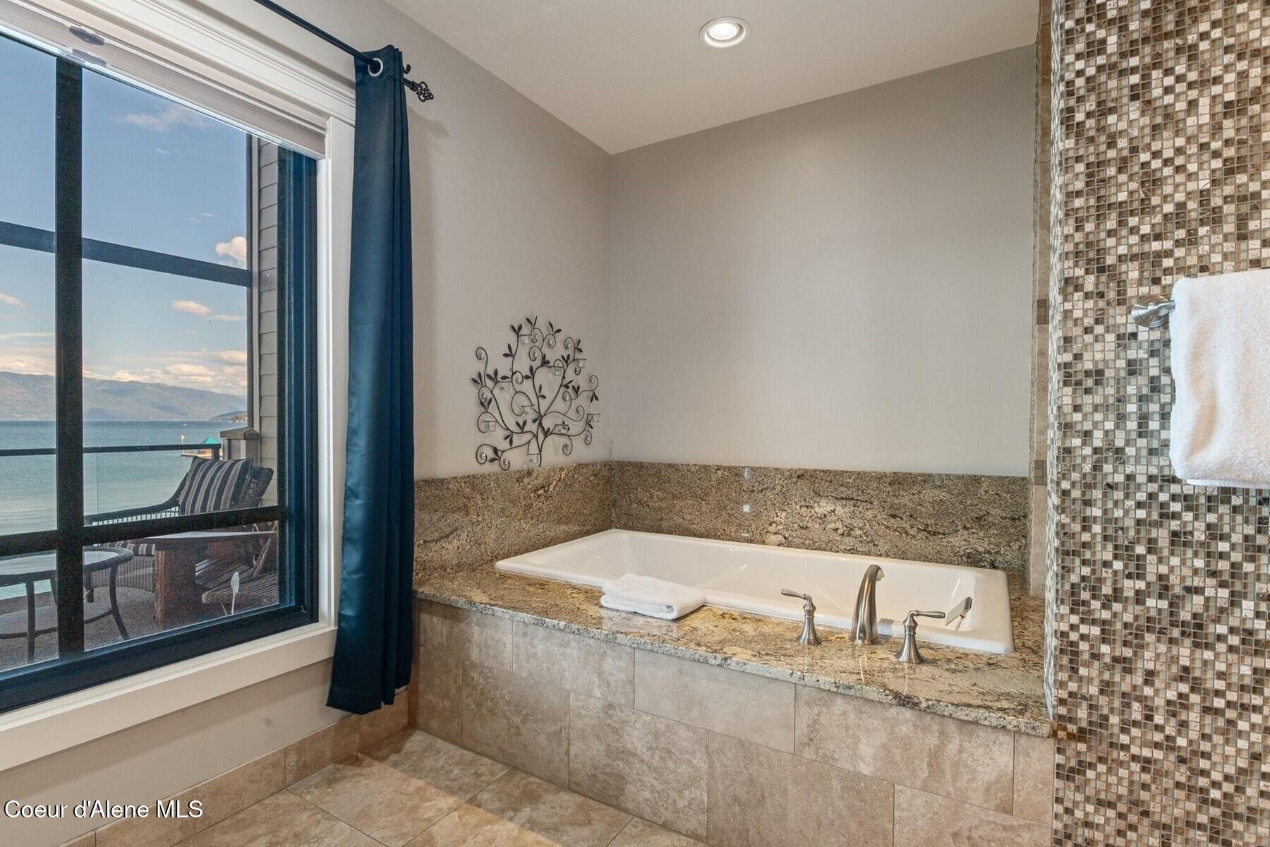 606 Sandpoint Avenue Sandpoint, ID 83864 - Photo 18 of 35 Primary En Suite Soaker Tub