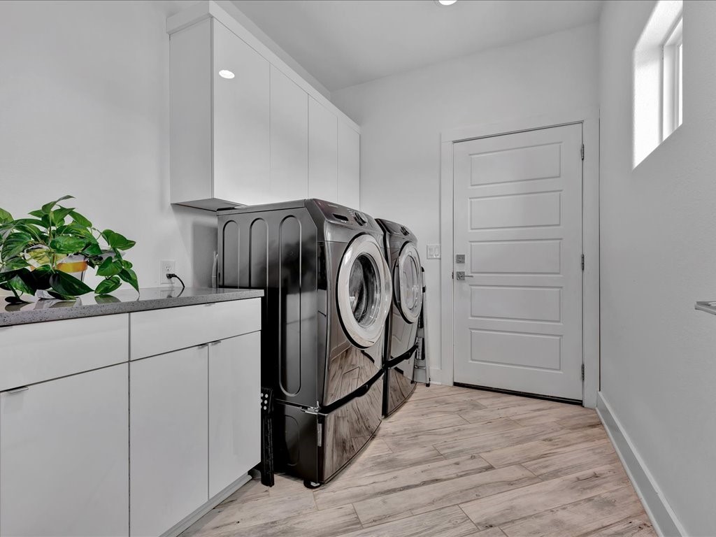 129 White Oak Loop Lufkin, TX 75901 - Photo 6 of 50 a utility room with dryer and washer