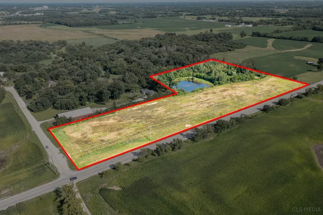 a view of a tennis court