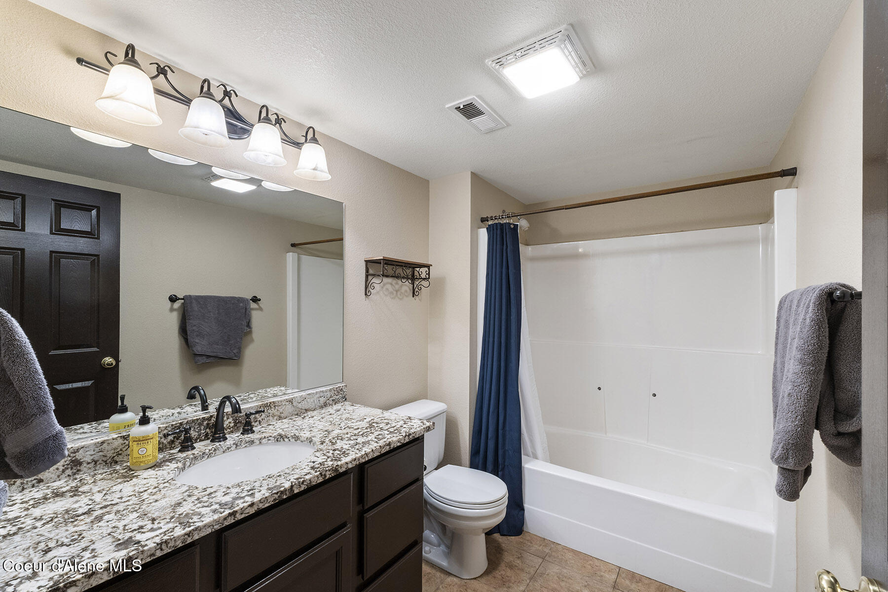 1456 West Longhorn Street Rathdrum, ID 83858 - Photo 29 of 36 Clean Full Bathroom
