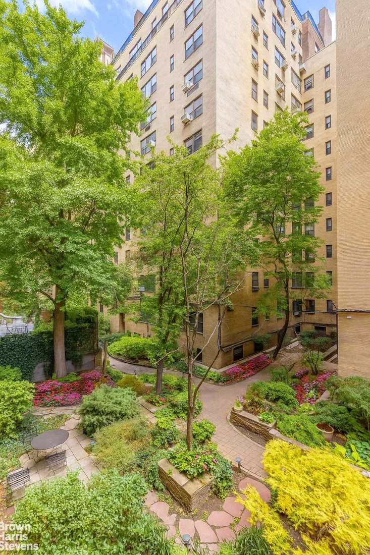 433 East 51st Street, Unit 2F Manhattan, NY 10022 - Photo 5 of 13 a backyard of a building with yard and outdoor seating