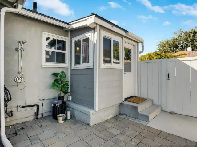 a view of a house with backyard
